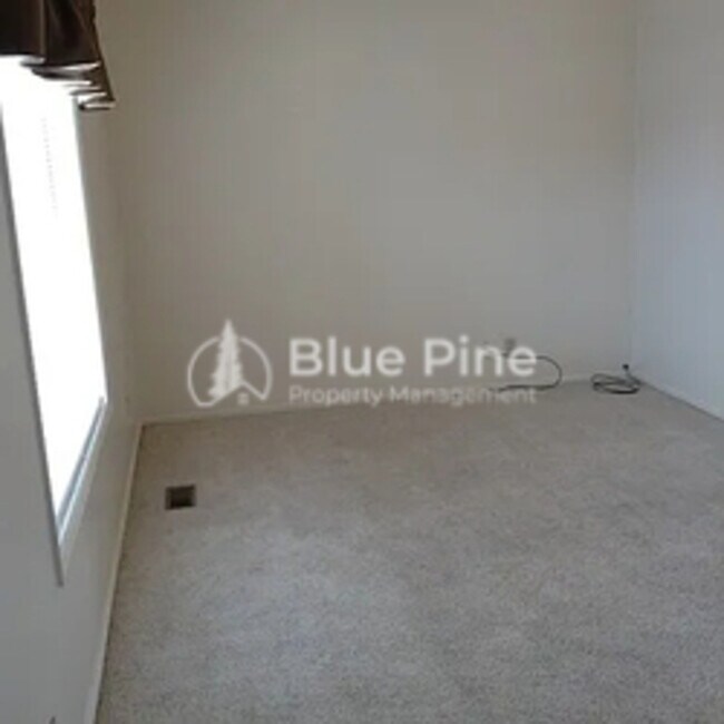 Building Photo - 635 S 5th W