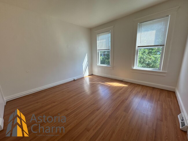 Building Photo - Comfortable 3-Bedroom with Hardwood Floors...