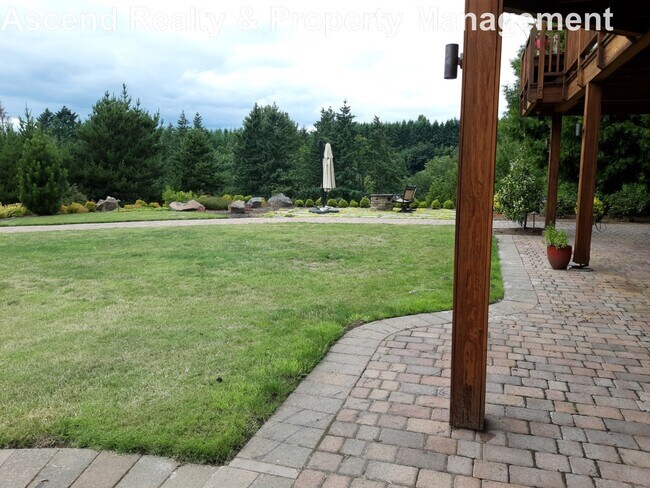 Building Photo - Unique Opportunity to Lease 2 Bed Lower Unit in Executive Home Utilities Included Quick Access to...