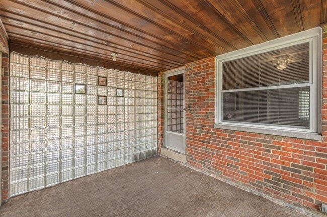 Building Photo - 1822 W Schantz Ave