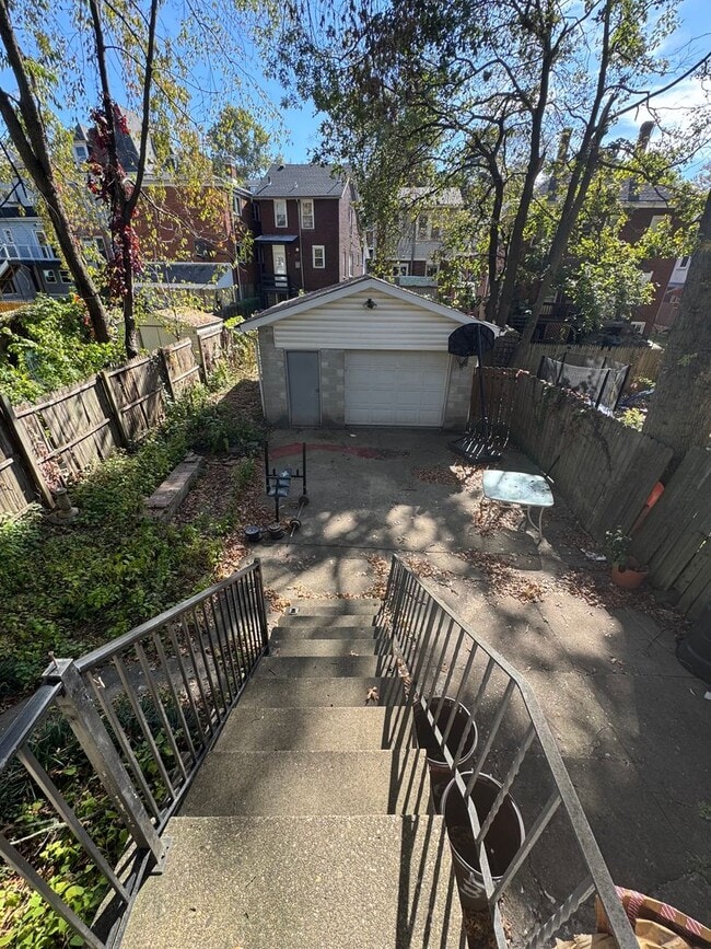 Building Photo - 5 Bedroom 2.5 Bath in Squirrel Hill