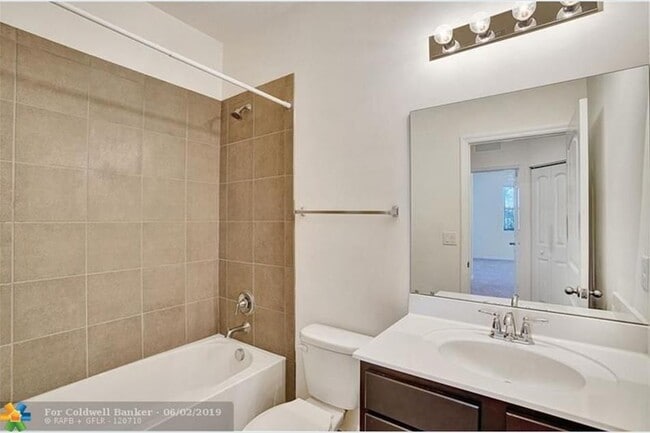 Building Photo - Beautiful Townhouse 3 -2.5 baths