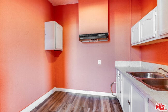 Building Photo - 256 W Florence Ave