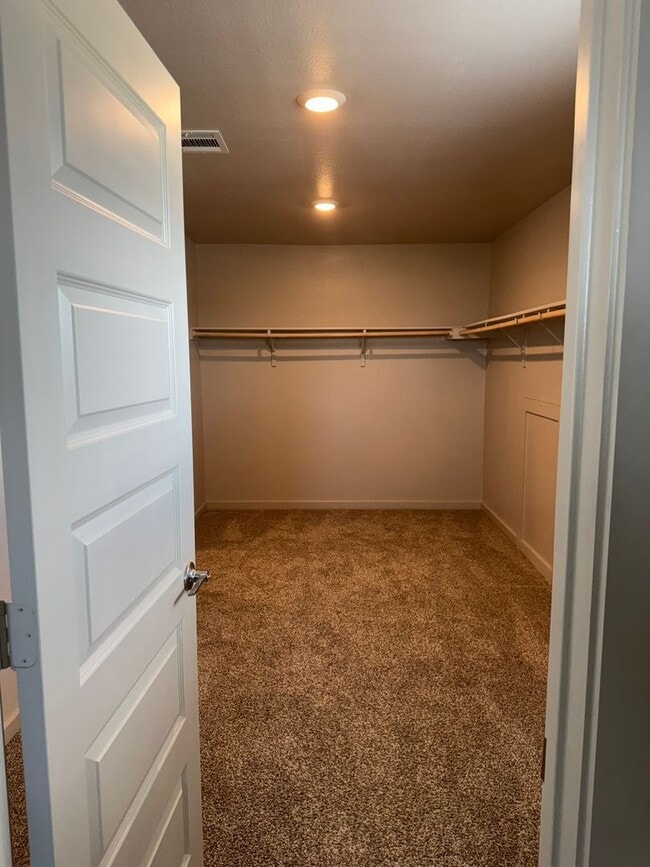 Building Photo - Ready for move-in! Spacious 4-bedroom, 3-b...
