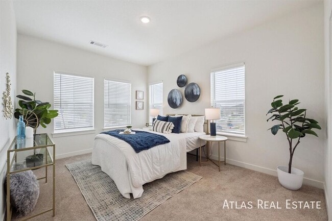 Building Photo - 633 Leland Aly