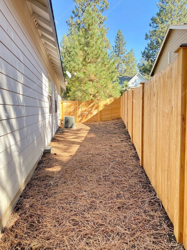 Building Photo - Beautiful, updated 3 BR on westside close to tons of recreation!