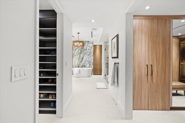 Building Photo - 1313 E Lake Dr