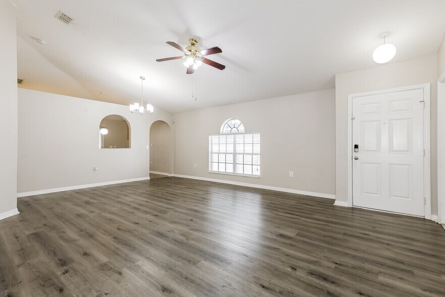 Building Photo - 927 Brenton Leaf Dr
