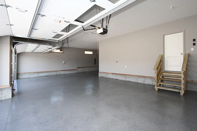 Building Photo - 5 Bedroom and 3 Bathroom House available J...