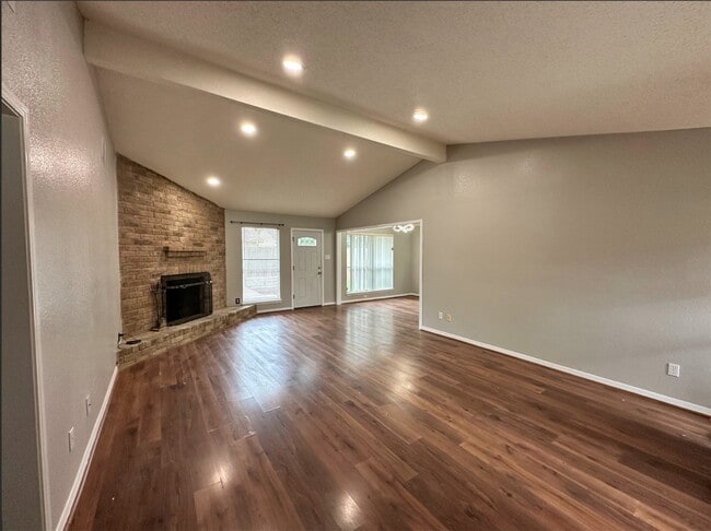 Building Photo - 3023 Mosby Dr