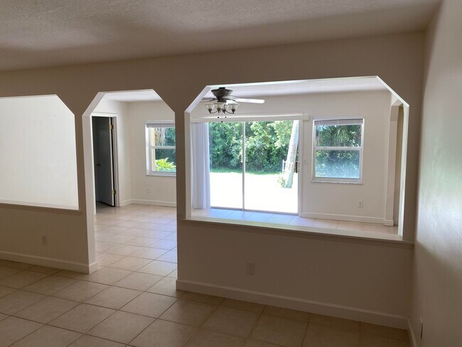 Building Photo - 956 Tulip Ln