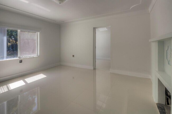 Building Photo - 14935 NE 11th Ct