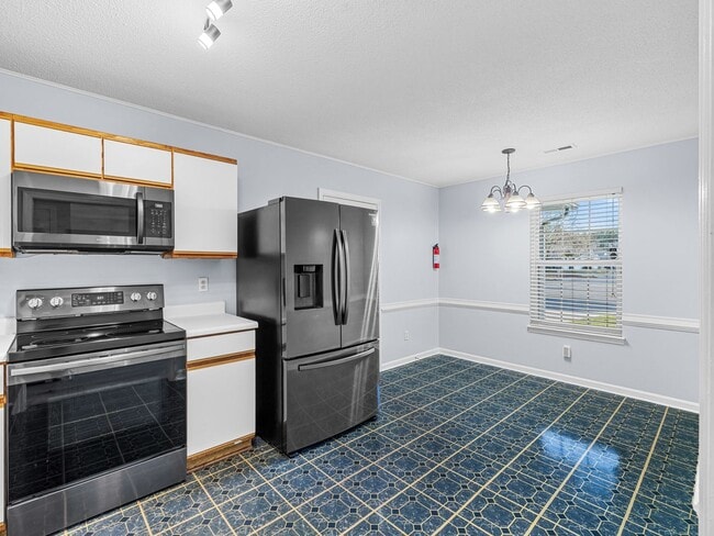 Building Photo - Beautiful 4 Bedroom Home with Bonus Room and Fenced Yard