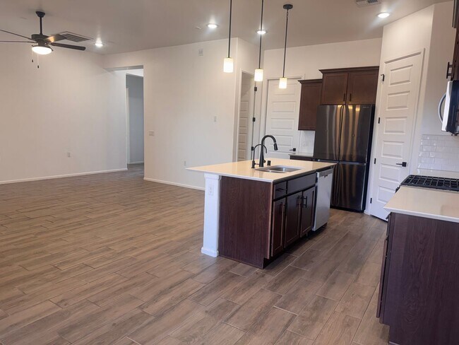 Building Photo - Beautiful newer townhome with Mountain View’s