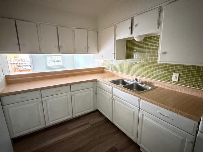 Building Photo - 1006 N Meadows Dr