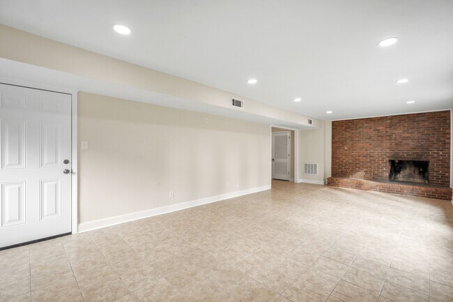 Building Photo - 607 Longleaf Ave