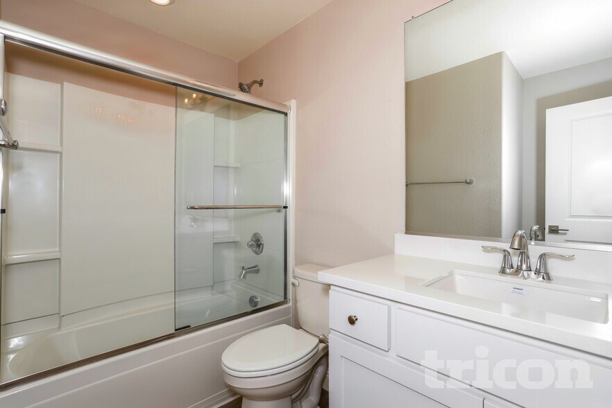 Building Photo - 1106 Victorian St