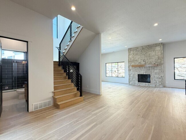 Building Photo - 188-3550 3550 N