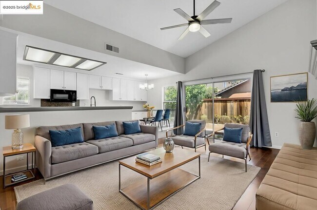 Building Photo - 9438 Tuscany Cir