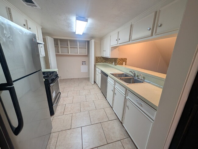 Building Photo - 131 N Cottonwood Dr