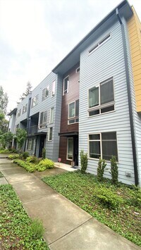 Building Photo - Modern 4BR Townhome in Prime Bellevue | AC | Bellevue Schools | Minutes to Microsoft