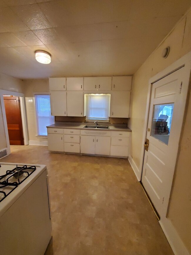 Building Photo - Cute 2 bedroom with garage & fence in back...