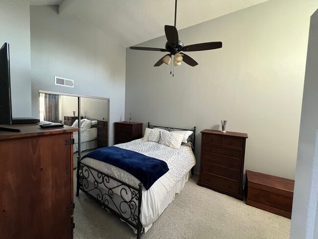 Building Photo - 5455 Sylmar Ave