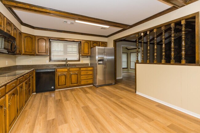 Building Photo - 4 Bed 2.5 bath