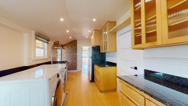 Building Photo - 254 Roosevelt Way