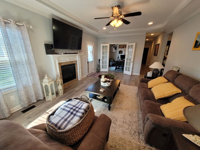 Building Photo - Beautiful & Spacious 4 bedroom, 2.5 bath h...