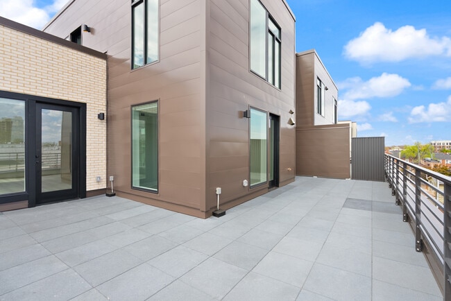 Building Photo - 701 N Henry St