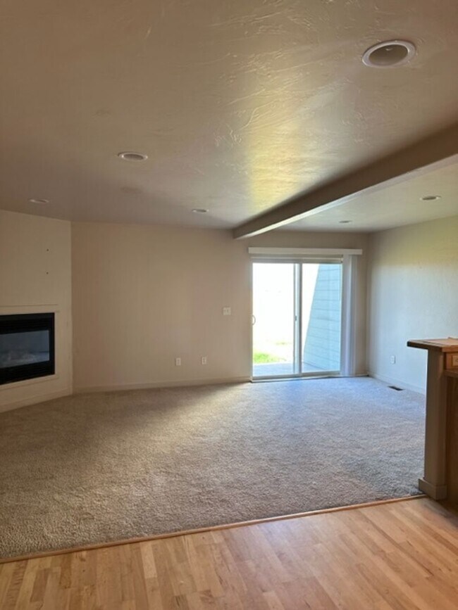 Building Photo - 923 Saxon Way