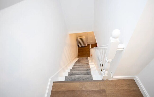 Building Photo - Beautifully renovated home
