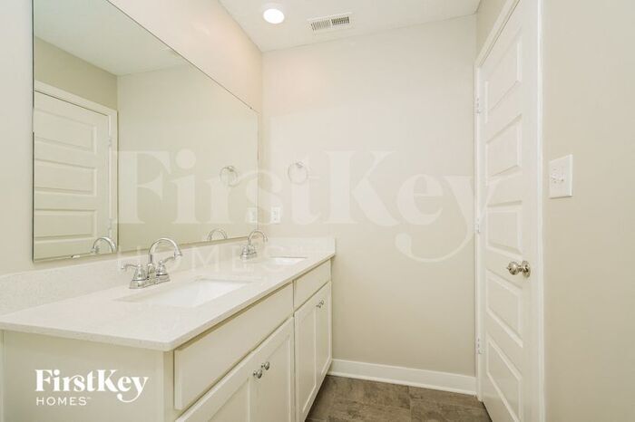 Building Photo - 16387 Sedalia Dr