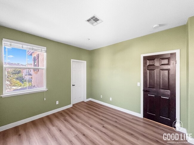Building Photo - Stunning 3BD/2.5BA Townhouse in Eastlake W...