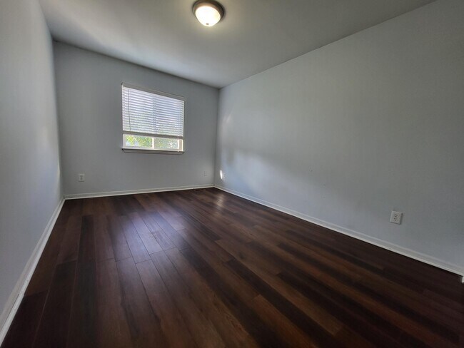 Building Photo - 7851 Thornhill Dr