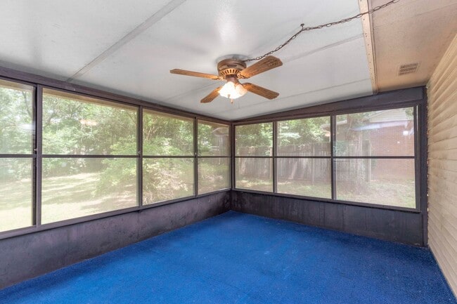 Building Photo - AVAILABLE IN OCTOBER! 2 beds 1 bath
