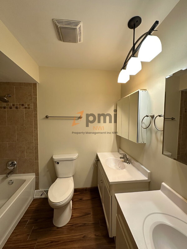 Building Photo - 334 Little John Dr