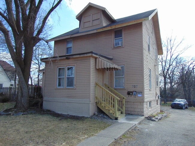 Building Photo - 707 W Huron St