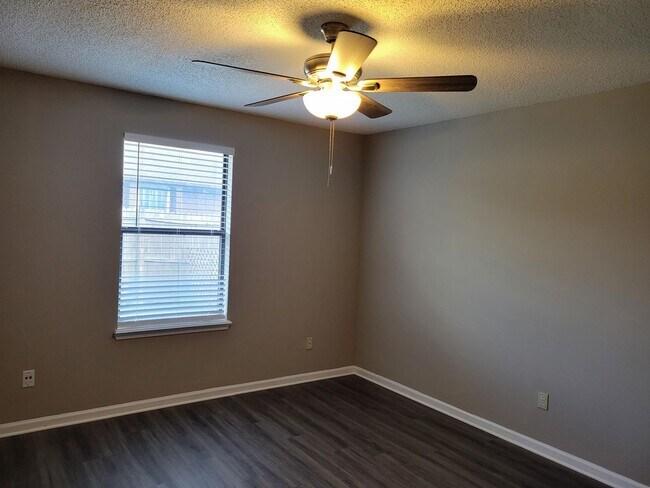 Building Photo - $1195 - 2/2 - Jefferson Square - Move in Special
