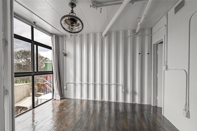 Building Photo - 1400 Sycamore Ave