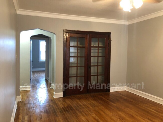 Building Photo - 2909 W 56th St