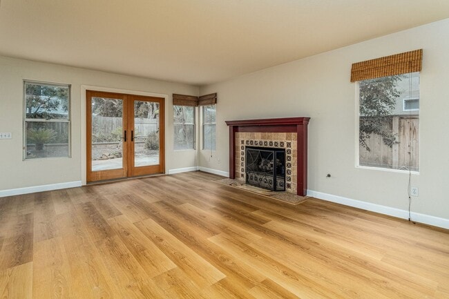 Building Photo - Beautiful & Spacious 4 bedroom home in Enc...
