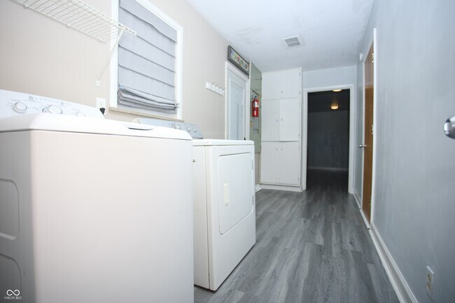 Building Photo - 150 E Beechwood Ln