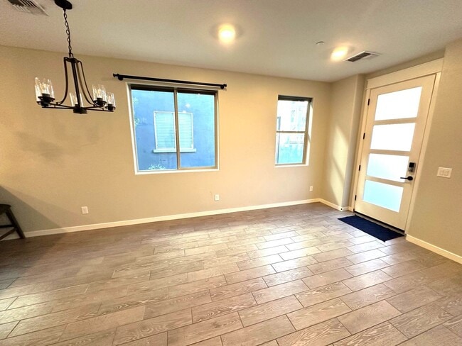 Building Photo - 4 bed 2.5 bath townhouse in The Crossings