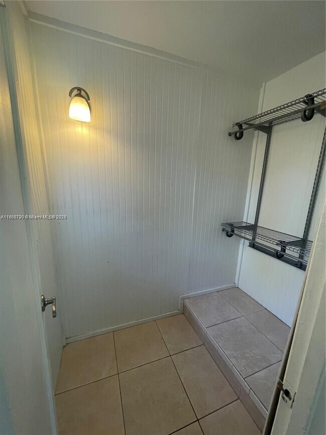 Building Photo - 633 Mokena Dr