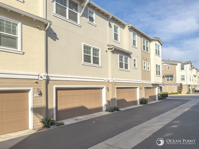 Building Photo - 3 Bedroom Condo for Rent in Oxnard by the ...