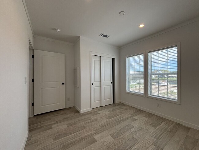 Building Photo - 5641 Blue Harbor Dr