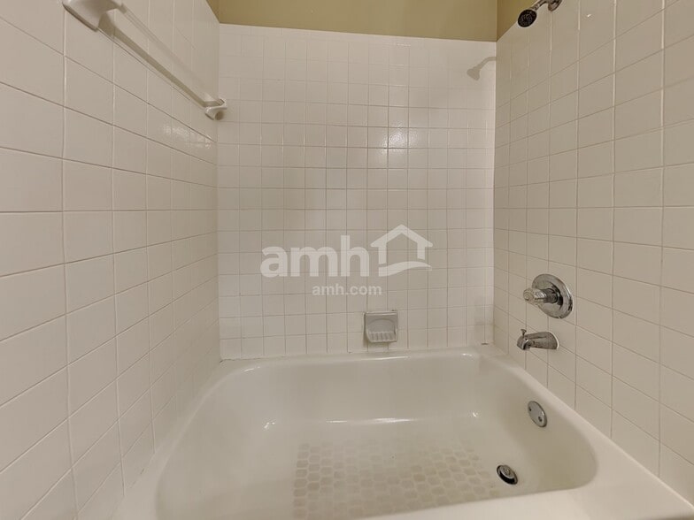 Building Photo - 27346 Breakers Dr