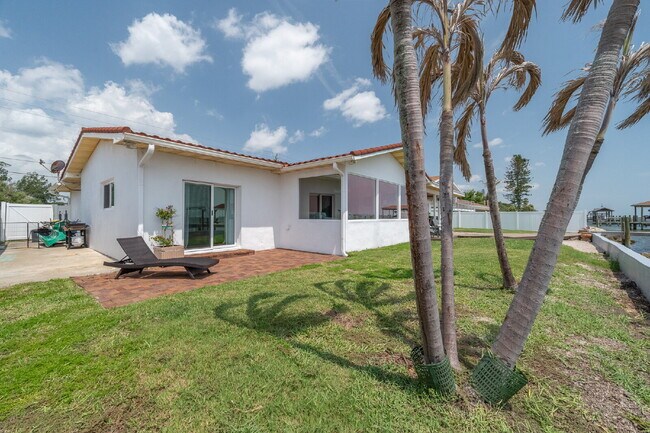 Building Photo - Gorgeous Riverfront 3/2 with dock!!